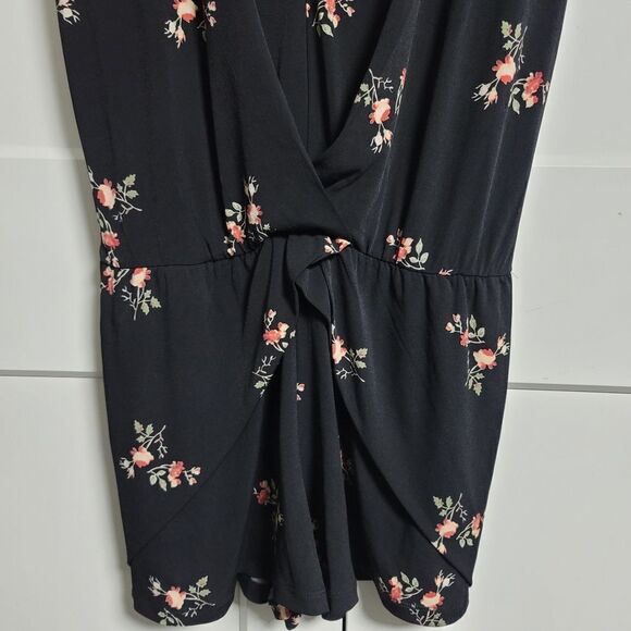 Bcbgeneration fainting flowers overlapping romper - Picture 5 of 11